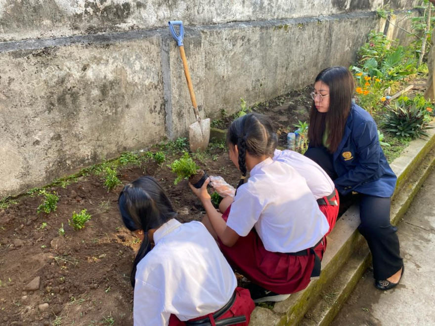 MAHASISWA KKN PPM UDAYANA KE-27 MELAKUKAN SOSIALISASI BUDIDAYA TANAMAN BUAH DALAM POT (TABULAMPOT) BAGI SISWA-SISWI SEKOLAH DASAR NEGERI 1 KABA-KABA